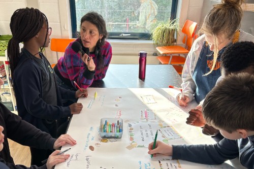 Children taking part in the community food education workshops with the Freedom Kids Podcast producer Araceli Cabrera Cáceres.